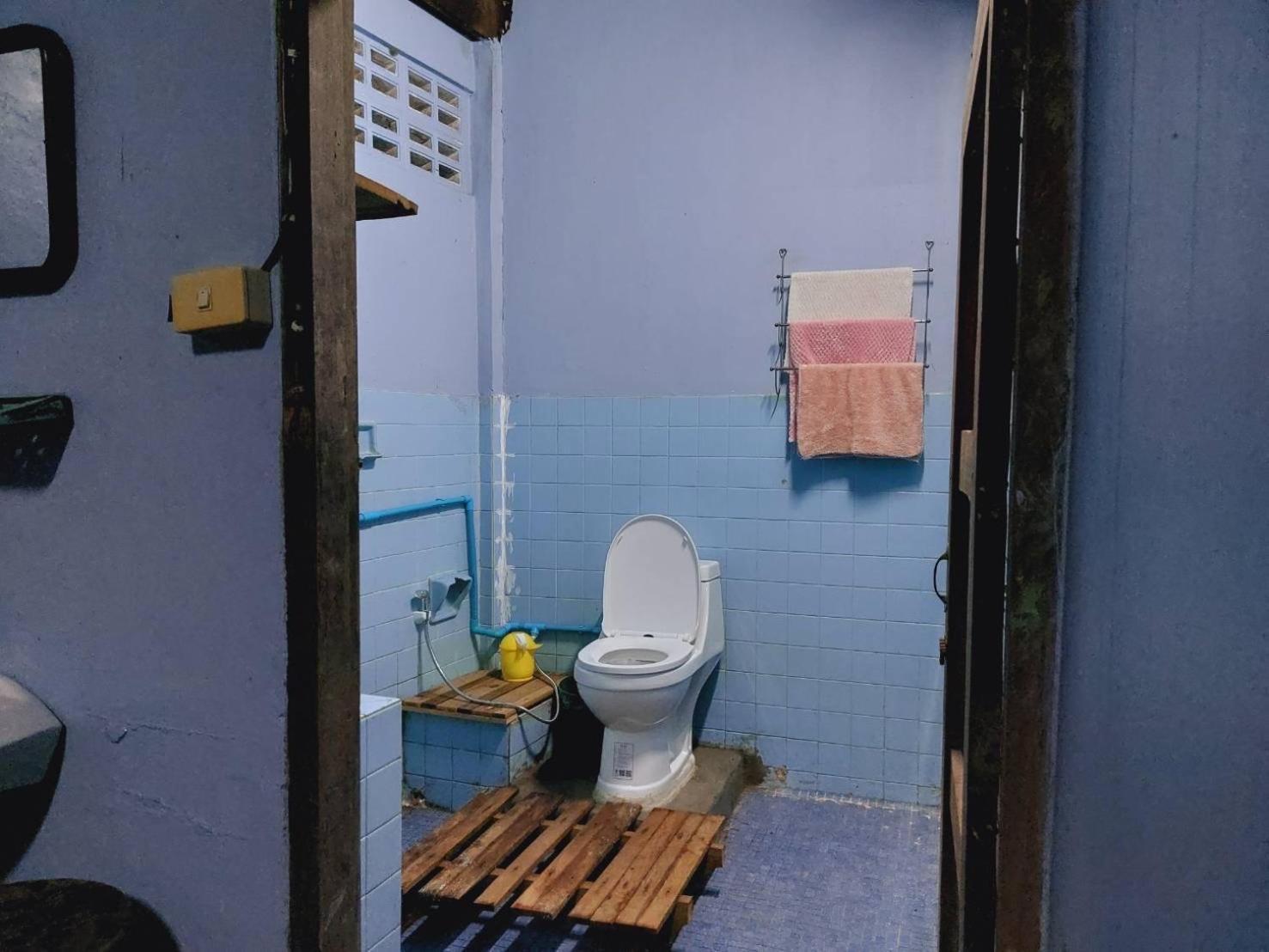 Hostelbed And Retreat Phitsanulok Bagian luar foto