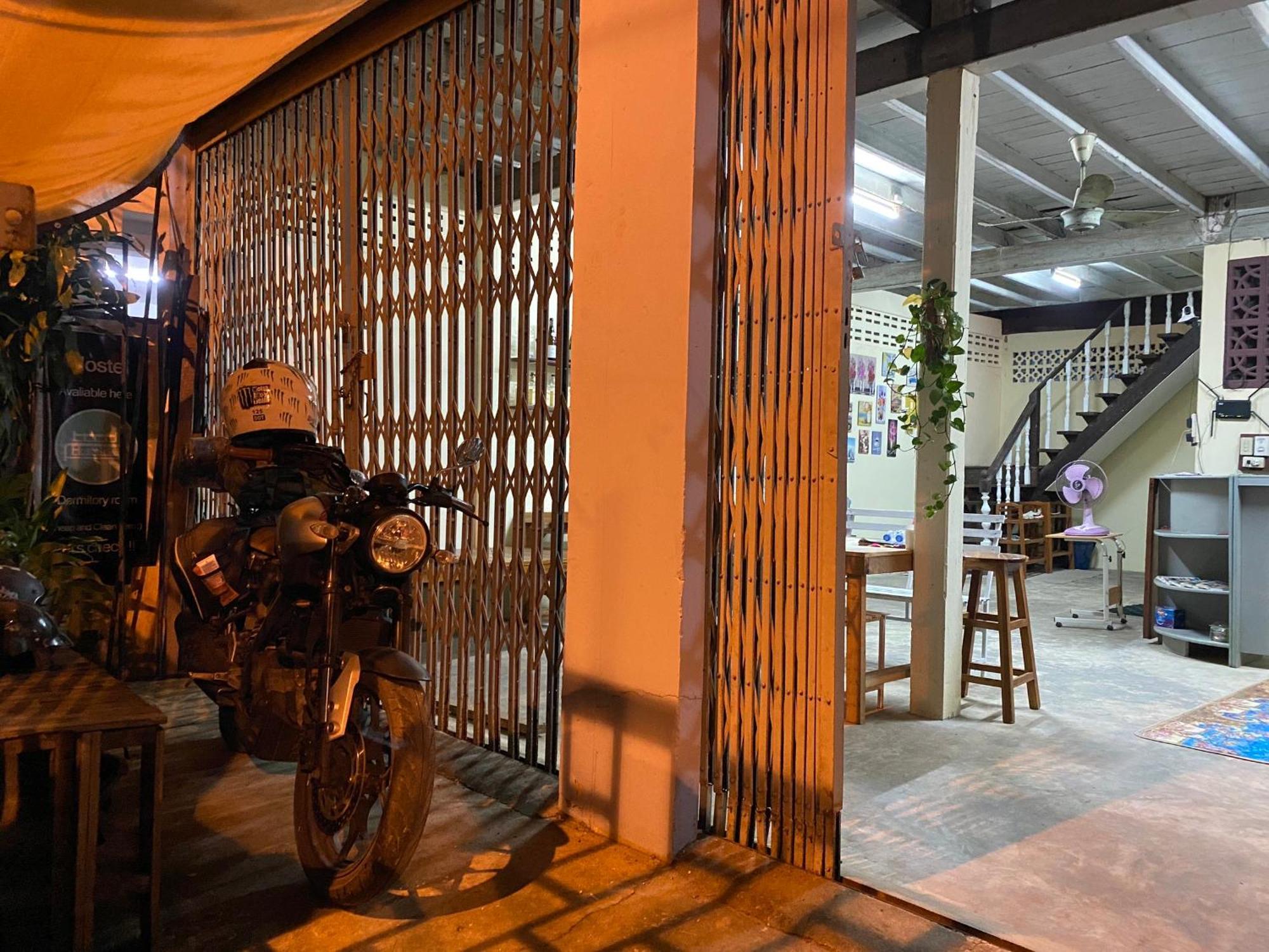 Hostelbed And Retreat Phitsanulok Bagian luar foto